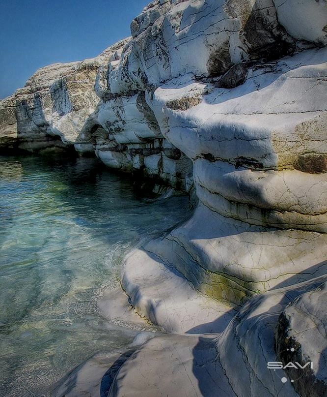 дикий пляж Абхазия скалы море