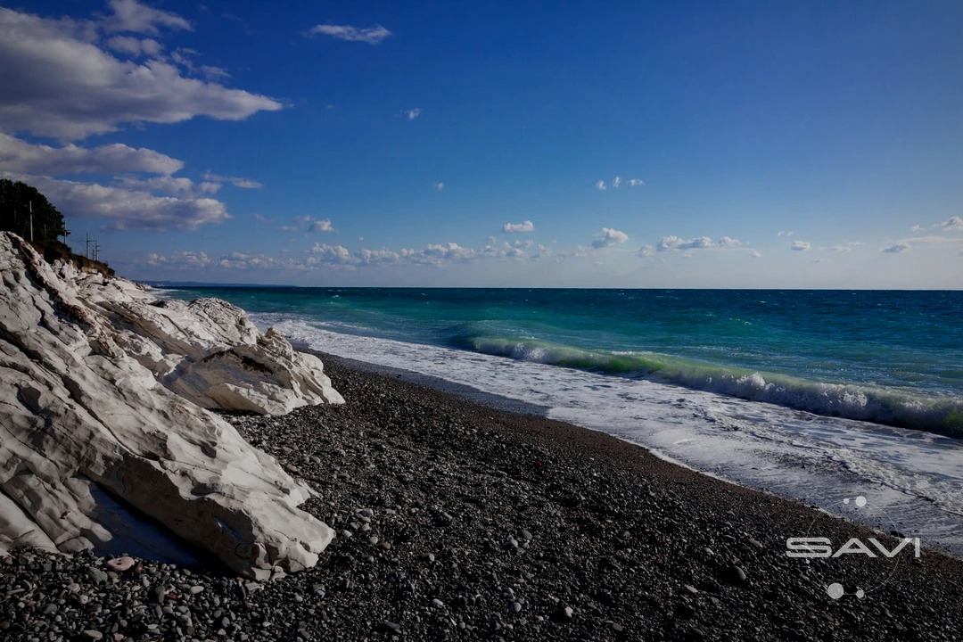 дикий пляж Абхазия скалы море