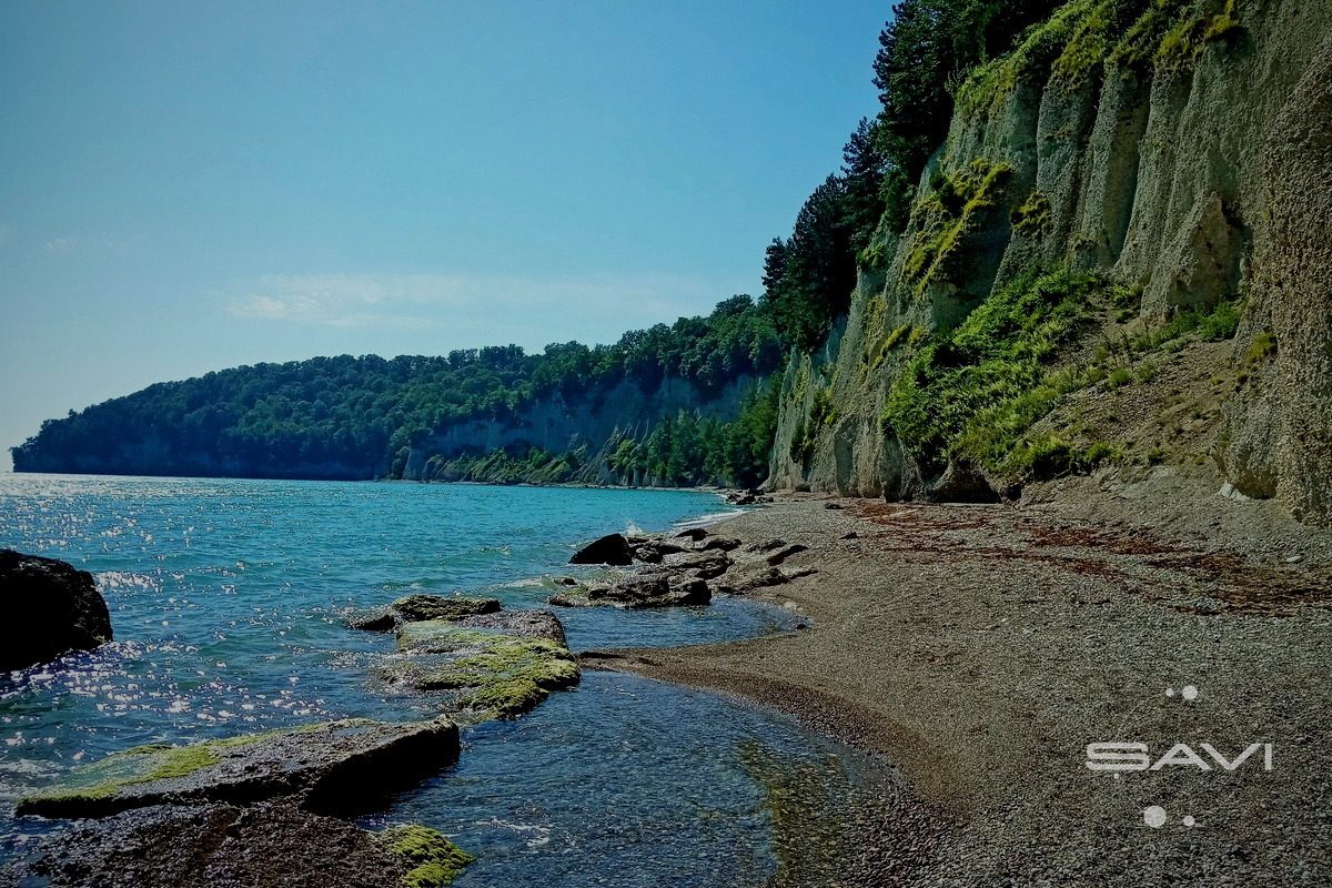 дикий пляж Абхазия скалы море