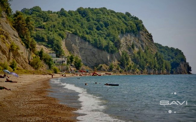 дикий пляж Абхазия скалы море