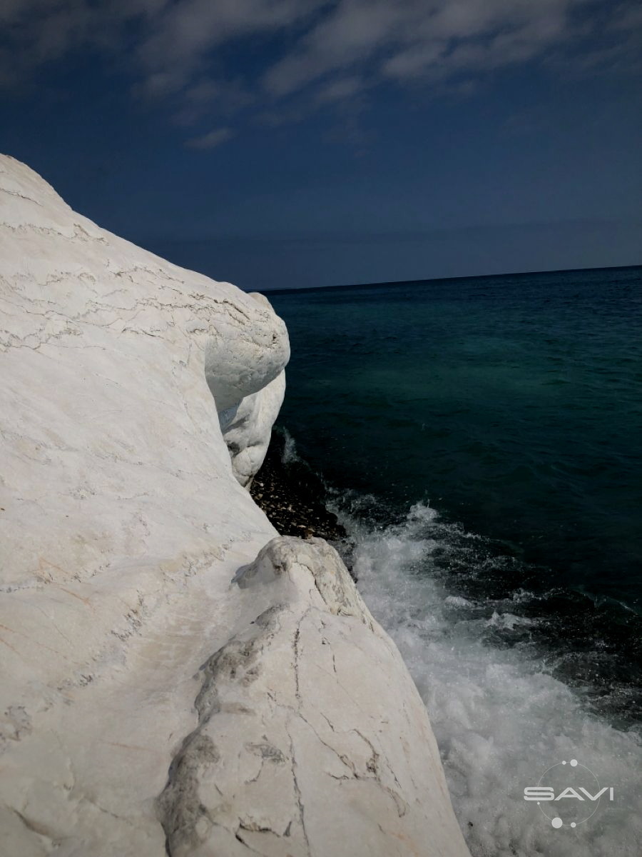 дикий пляж Абхазия скалы море