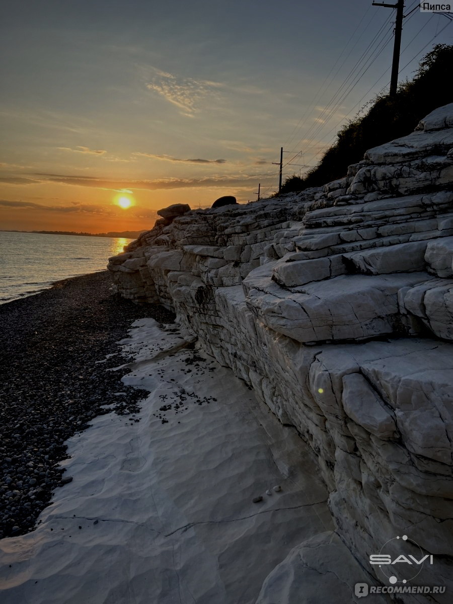 дикий пляж Абхазия скалы море