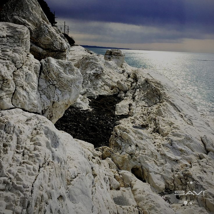 дикий пляж Абхазия скалы море