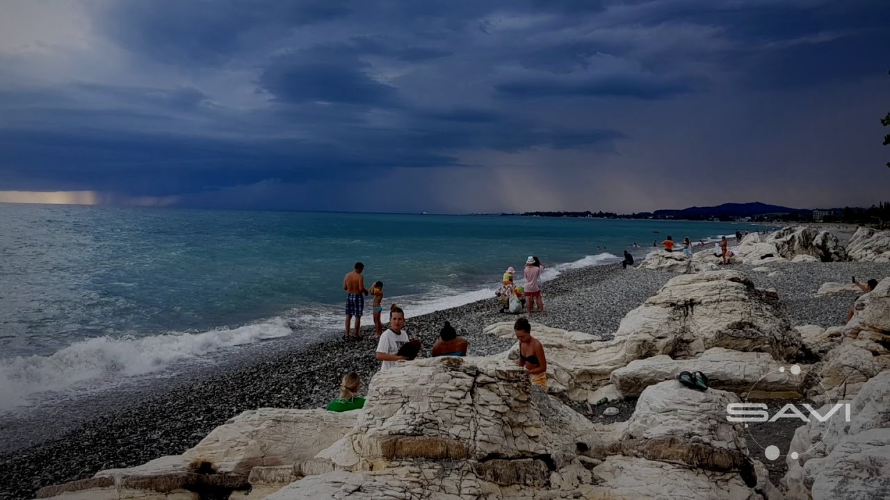 дикий пляж Абхазия скалы море