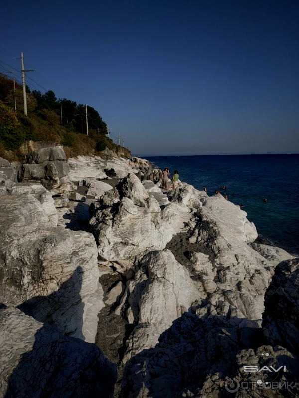 дикий пляж Абхазия скалы море