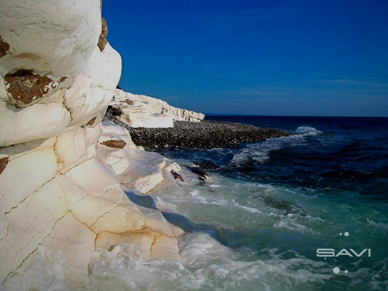 дикий пляж Абхазия скалы море
