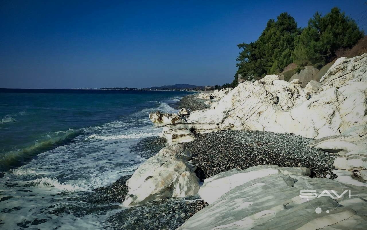 дикий пляж Абхазия скалы море