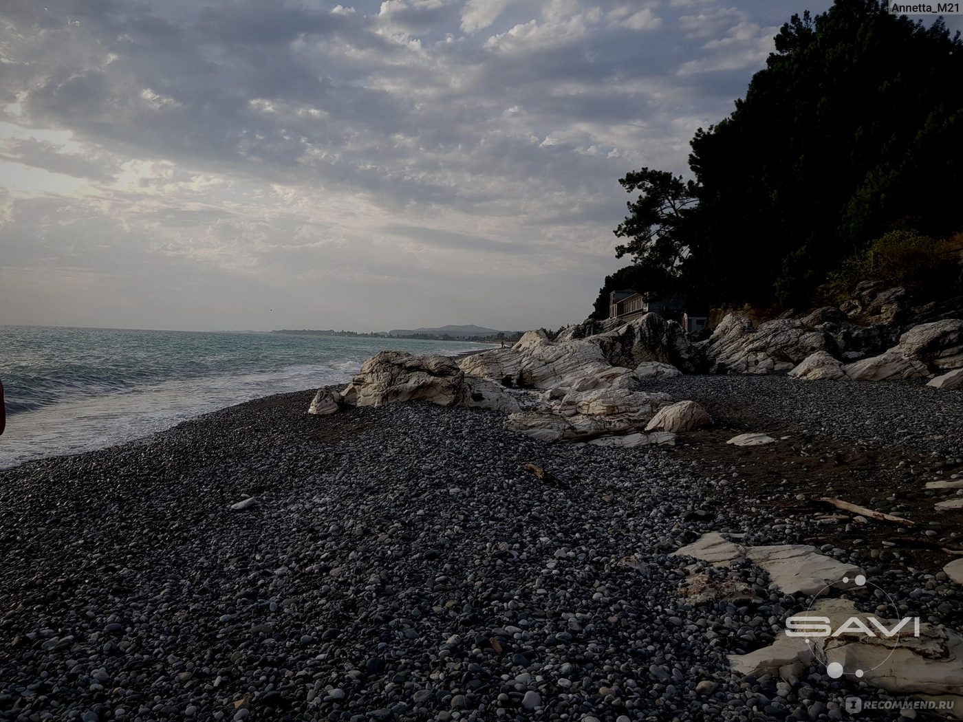 дикий пляж Абхазия скалы море