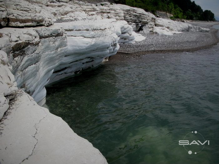 дикий пляж Абхазия скалы море