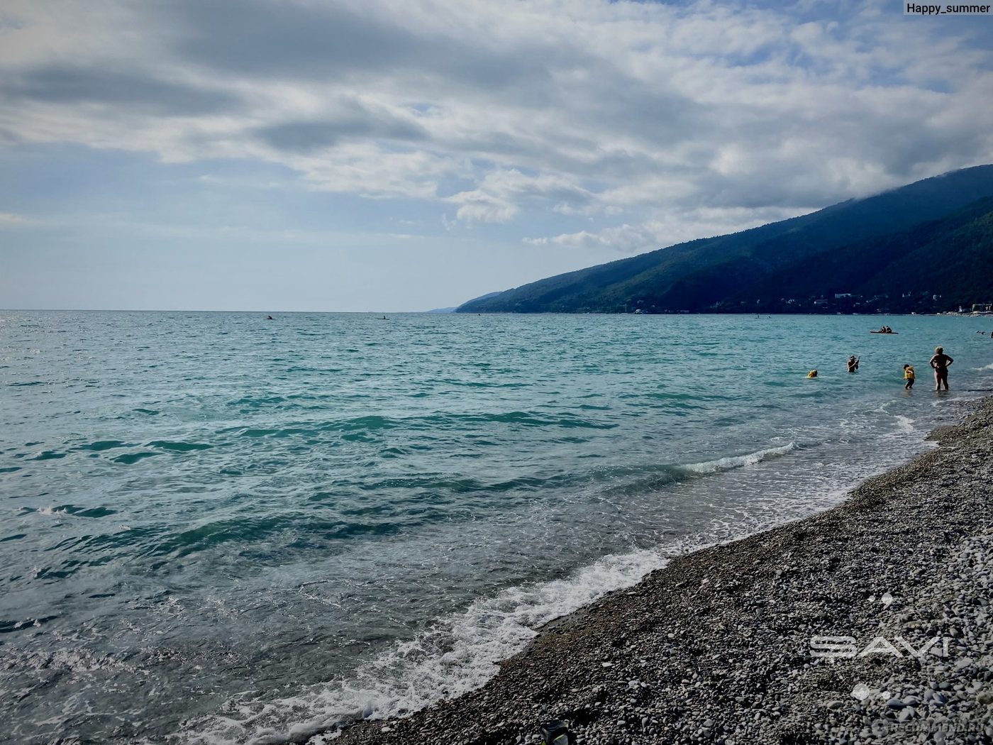 пляж Гагра галька море