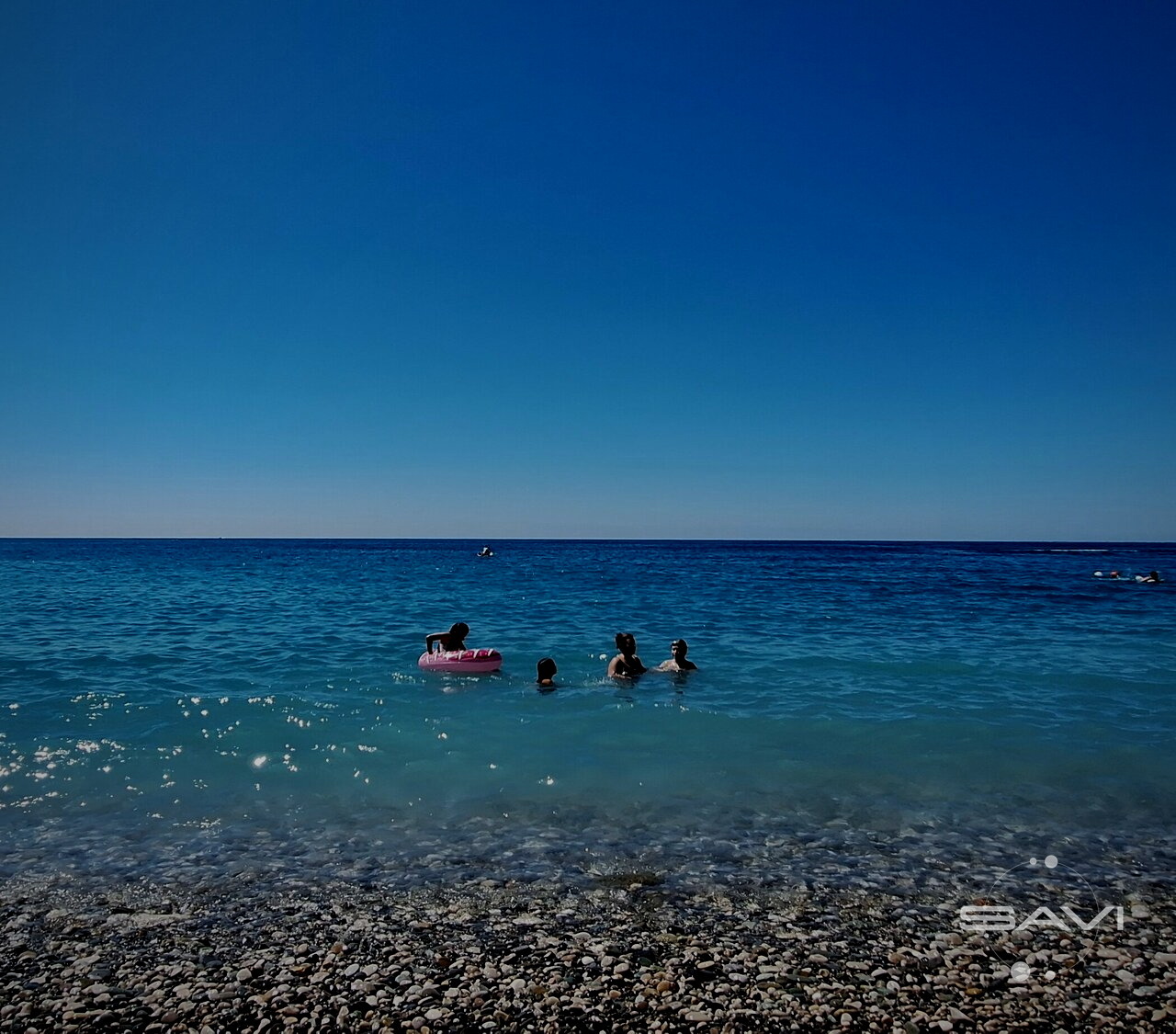 пляж Гагра галька море